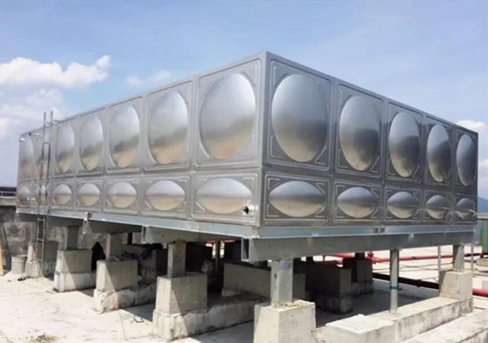 地面不平整，需要為不銹鋼水箱做基礎(chǔ)