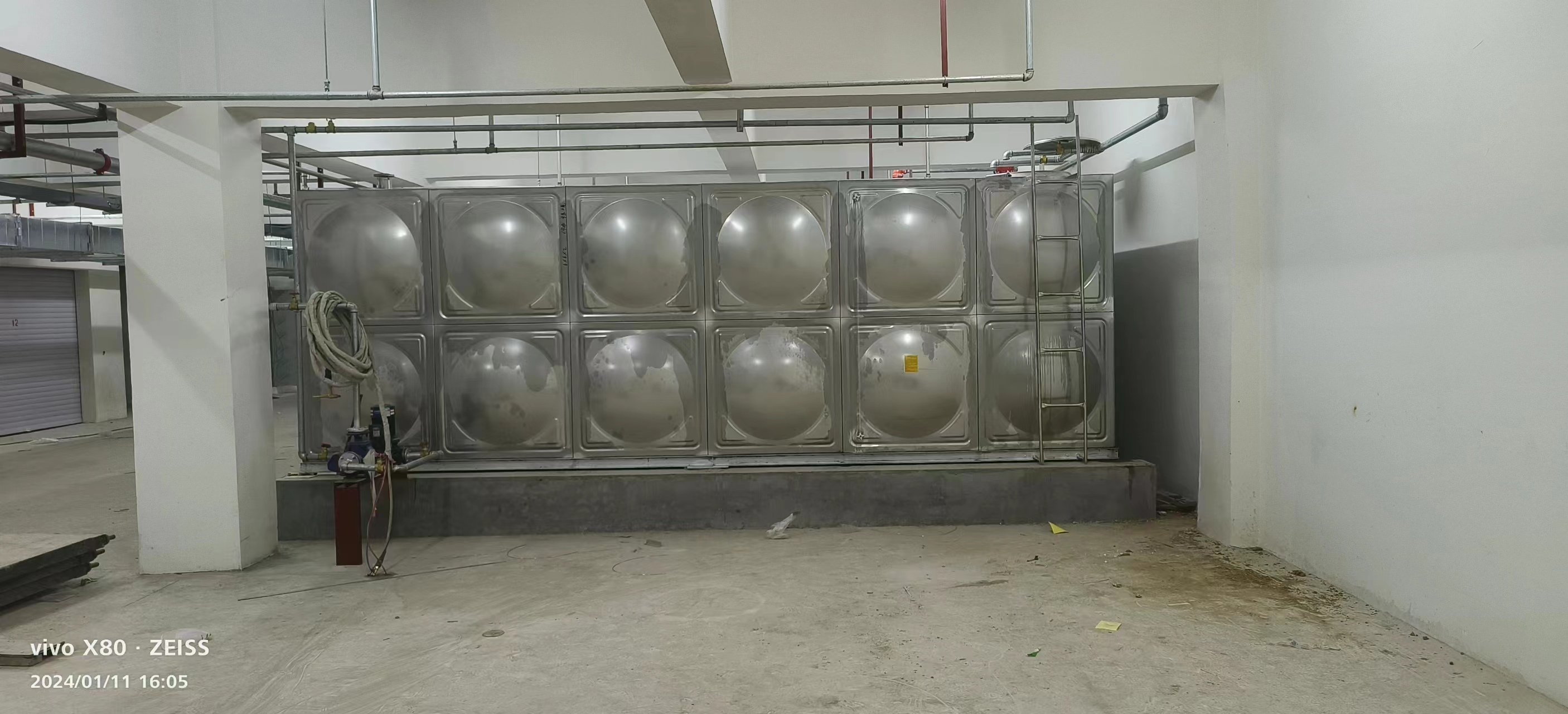 唐山市玉田縣 潤和府地下室不銹鋼水箱安裝完畢